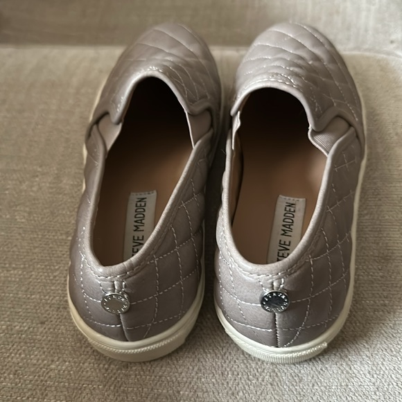 Steve Madden quilted slip on - Picture 2 of 6